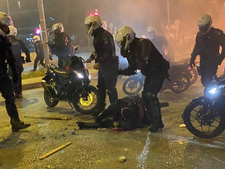 Θεωρούμε απαράδεκτες τις εικόνες ωμής βίας στην πλατεία της Νέας Σμύρνης που συνεχίστηκαν το βράδυ της Τρίτης 9 Μαρτίου, με την επίθεση στον νεαρό αστυνομικό, μετά τα επεισόδια που ακολούθησαν […]