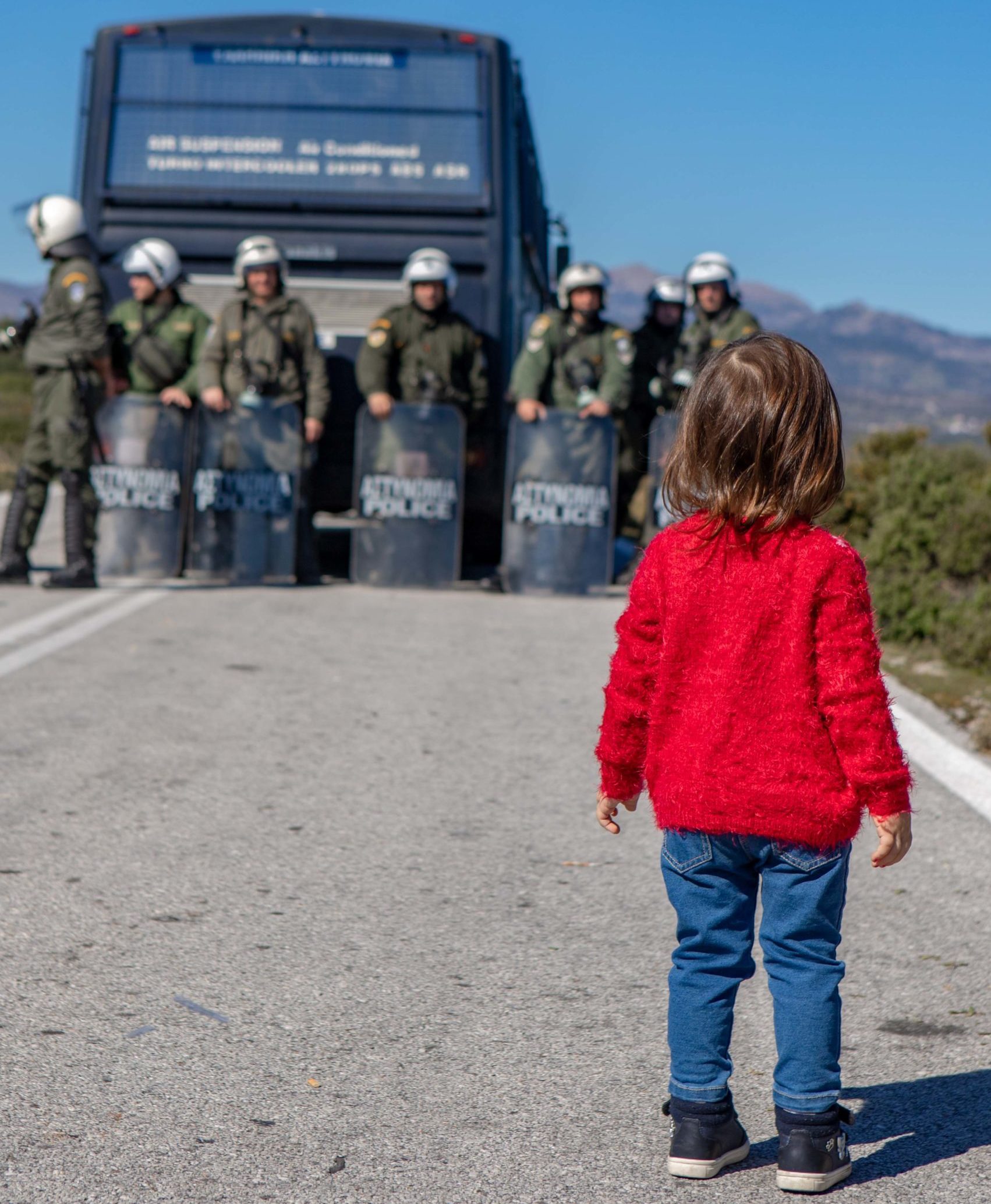 Η απόφαση της κυβέρνησης να ξεκινήσει τις διαδικασίες για την κατασκευή των κλειστών κέντρων κράτησης προσφύγων και μεταναστών σε Χίο και Λέσβο με τη μεταφορά των βαρέων οχημάτων και μηχανημάτων […]