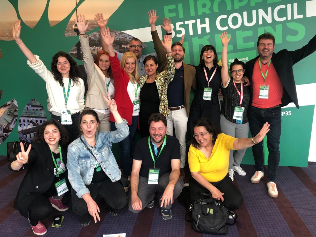 Σημαντική η εκλογή της Ελληνίδας, Βούλας Τσέτση, στην Επιτροπή του Ευρωπαϊκού Πράσινου Κόμματος της οποίας την υποψηφιότητα υπέβαλαν οι Οικολόγοι ΠΡΑΣΙΝΟΙ Ολοκληρώθηκαν οι εργασίες του 35ου Συνεδρίου του Ευρωπαϊκού Πράσινου Κόμματος, […]